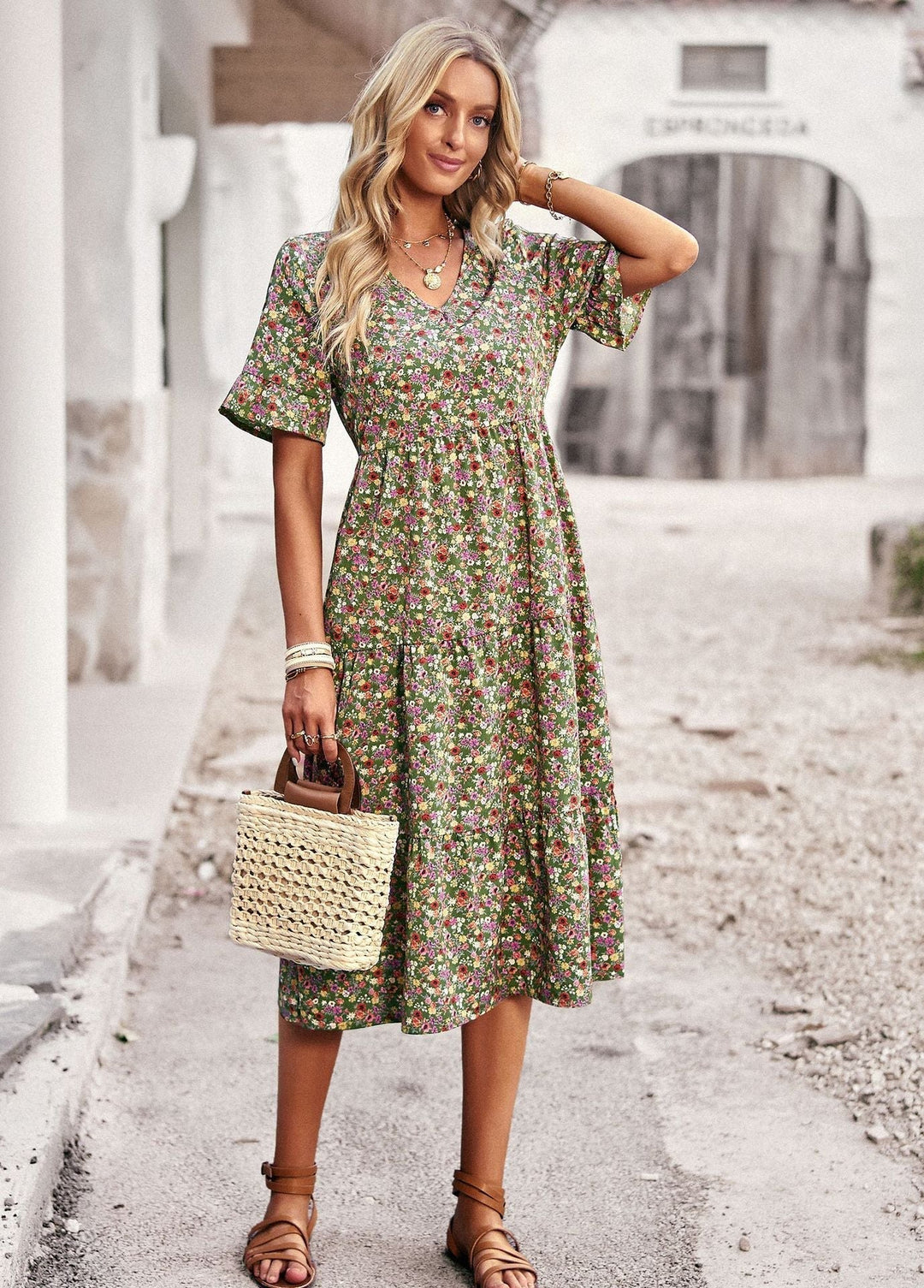 Jolie robe midi fleurie décontractée femme, parfaite pour tenue quotidienne polyvalente et élégante.