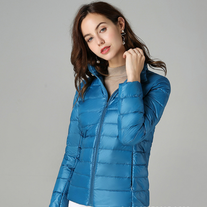 Veste femme mi-saison ultra-légère, protection contre la pluie et le vent, look moderne.