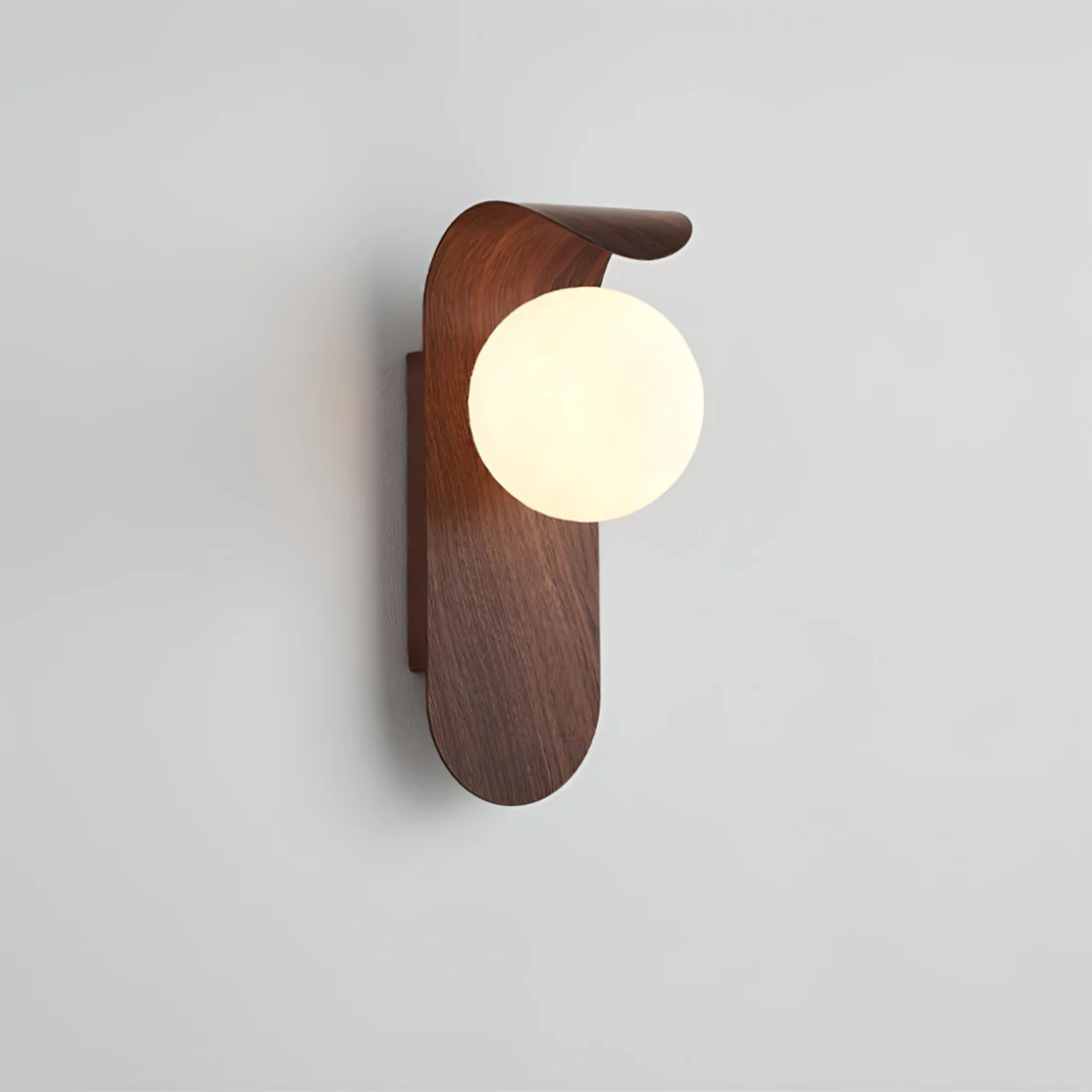 Luminaire mural LED en bois style scandinave avec globe, parfait pour une décoration intérieure épurée.