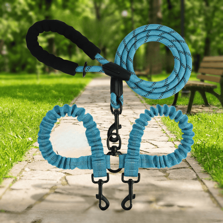 Promenez 2 chiens facilement avec cette laisse double anti-choc et rotule 360° en nylon robuste.