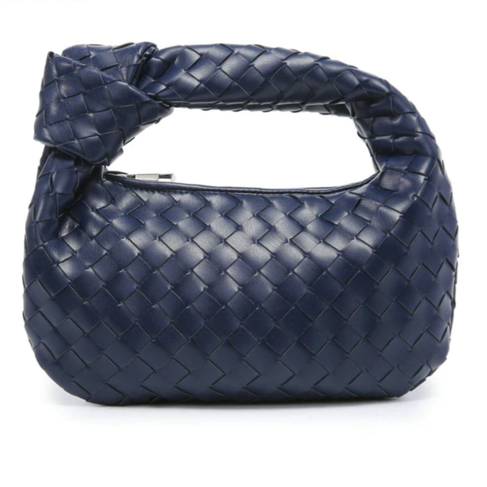 Sac à main tressé chic et moderne, doté d'une bandoulière, idéal pour un look féminin stylé.