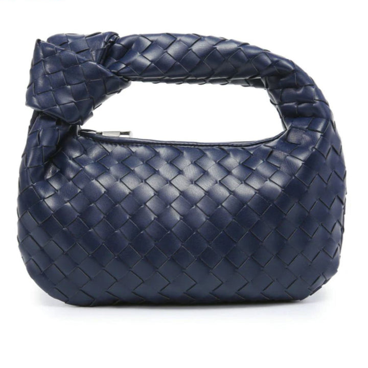 Sac à main tressé chic et moderne, doté d'une bandoulière, idéal pour un look féminin stylé.