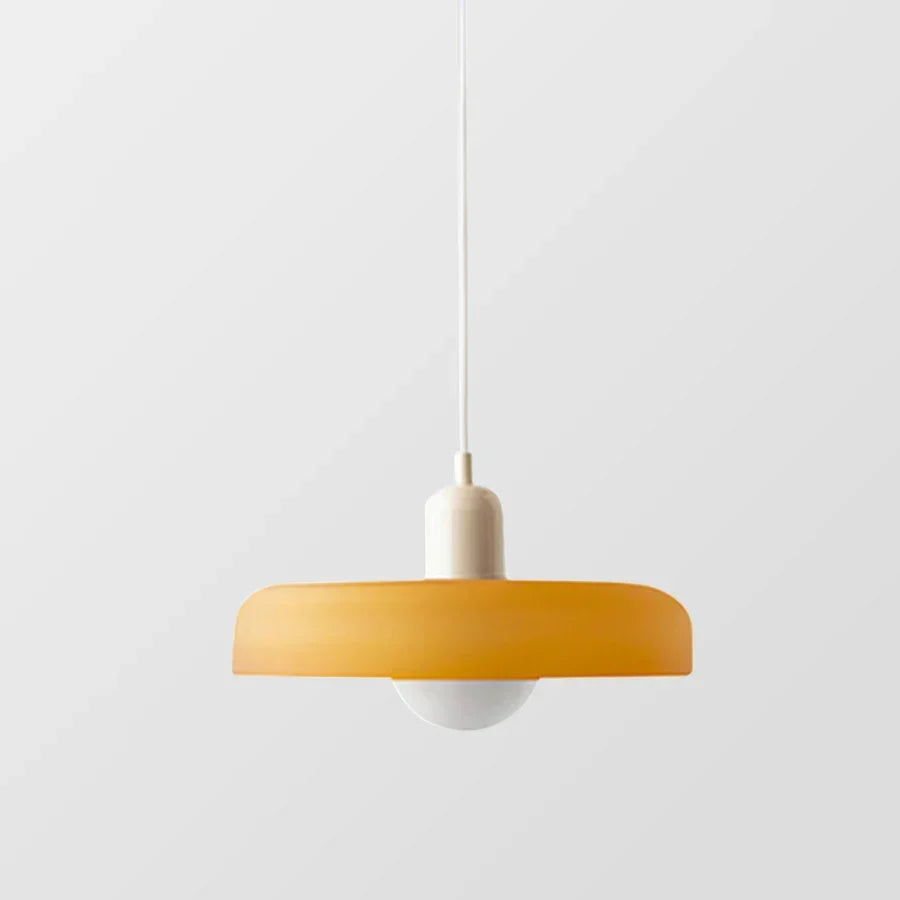 Plafonnier scandinave en verre, élégance et fonctionnalité.