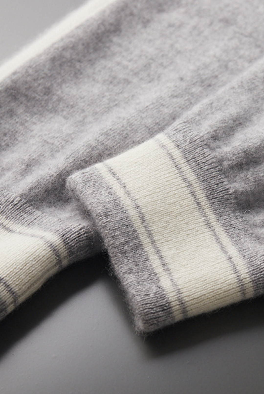 Pull doux en cachemire et mérinos gris clair, pièce maîtresse de l'ensemble loungewear femme Romano.