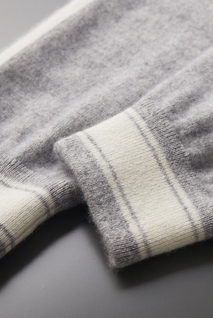 Pull doux en cachemire et mérinos gris clair, pièce maîtresse de l'ensemble loungewear femme Romano.