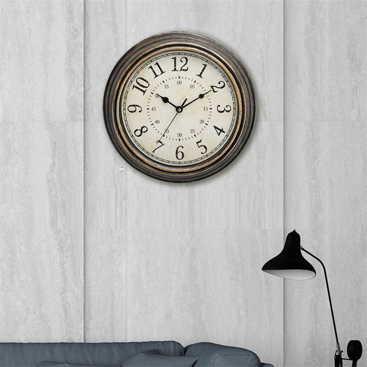 Détail horloge murale rétro en plastique avec chiffres romains, finition antique pour décoration intérieure.