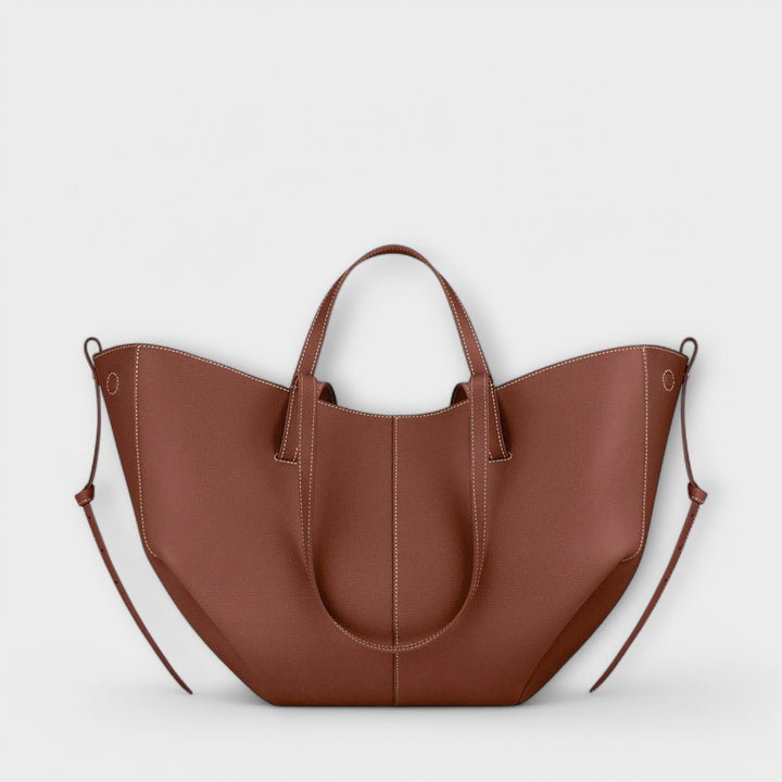 Femme élégante portant un sac à main en simili cuir, accessoire de mode intemporel.