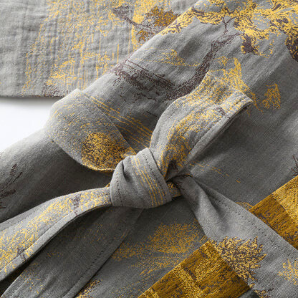 Doux peignoir kimono unisexe en pur coton, confortable et absorbant pour une sensation de bien-être.