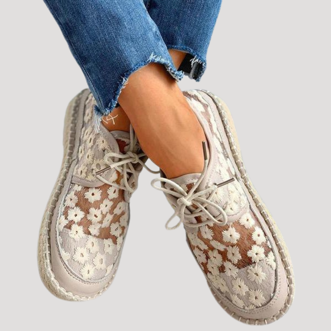 Paire de baskets femme style quotidien, coloris blanc et beige. Chaussures basses à lacets, très confortables.