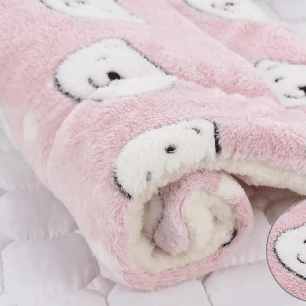 Chat jouant près de sa couverture douce, puis s'y reposant pour un sommeil apaisant et confortable.