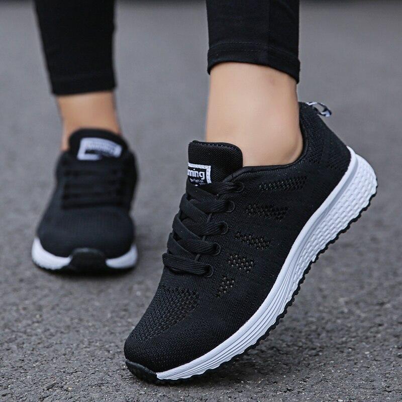 Chaussures de sport femme légères et respirantes, pour une marche agréable et facile.