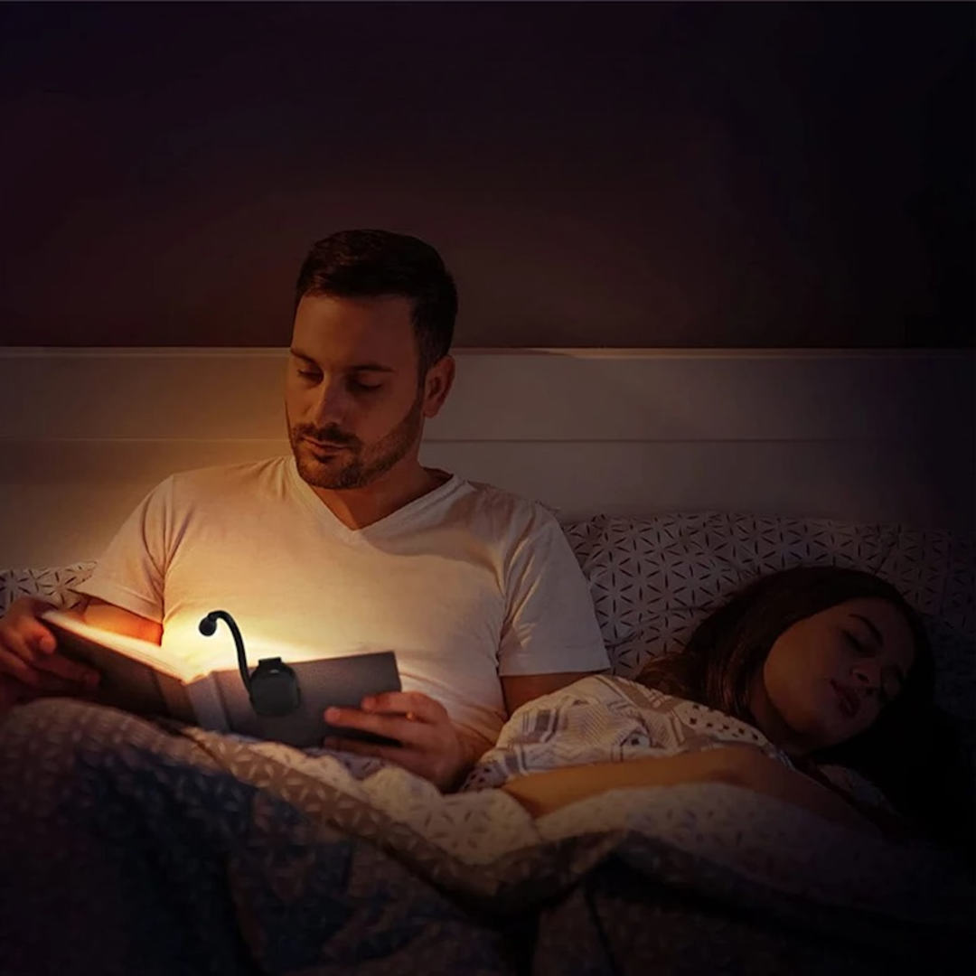 Lampe de lecture à pince LED LumiBeam flexible. Éclairage doux pour lire n'importe où, même la nuit. Rechargeable et pratique.