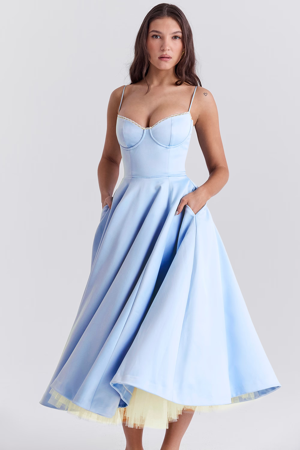 Magnifique robe de soirée femme Sophia, design sculptant et glamour pour bal ou mariage.