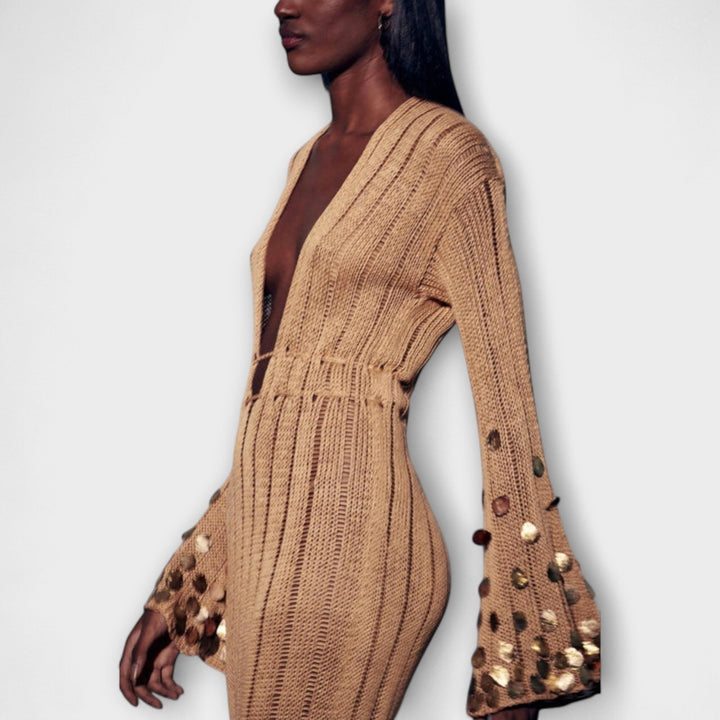 Robe longue dorée élégante, silhouette maxi scintillante, parfait pour des soirées mémorables et chics.