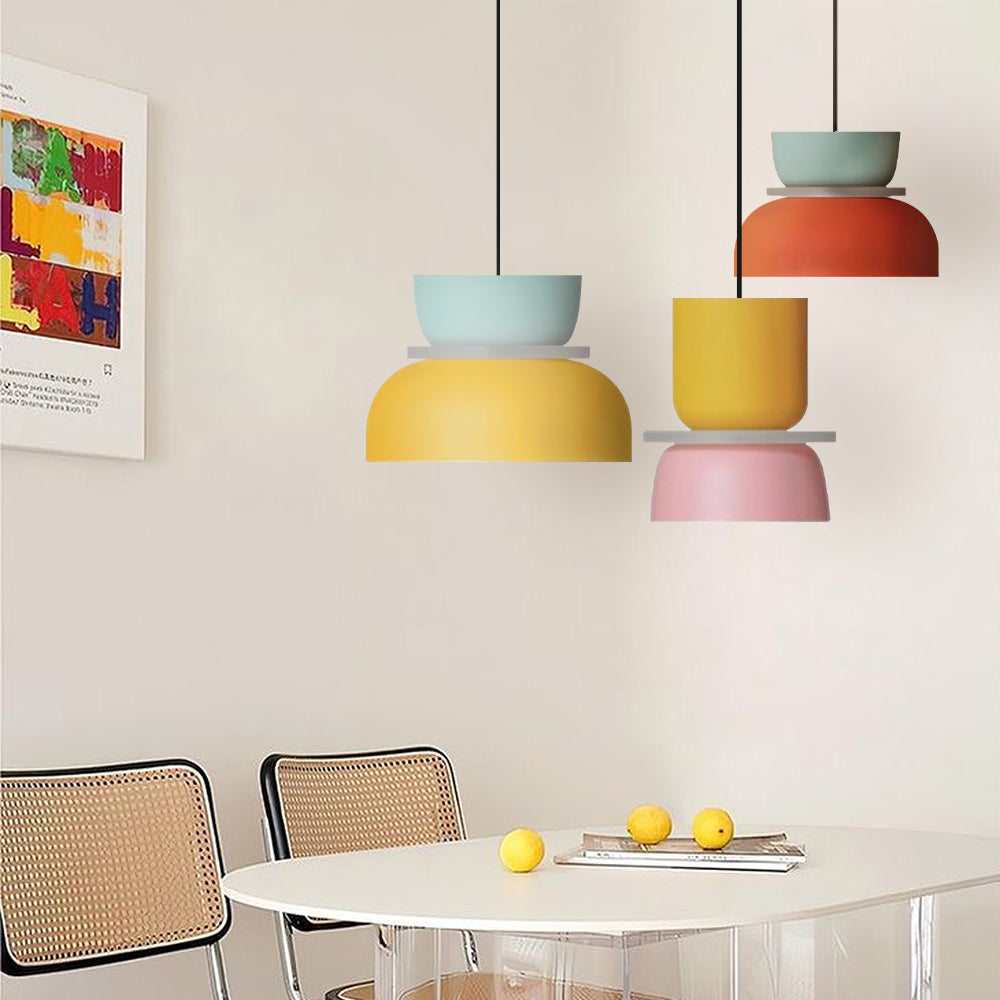 Lampe suspendue scandinave macaron, éclairage design pour salle à manger moderne et lumineuse.