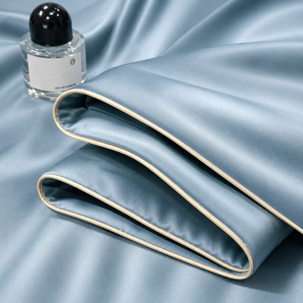 Couette d'été blanche effet soie, douce et respirante, pour une literie élégante.
