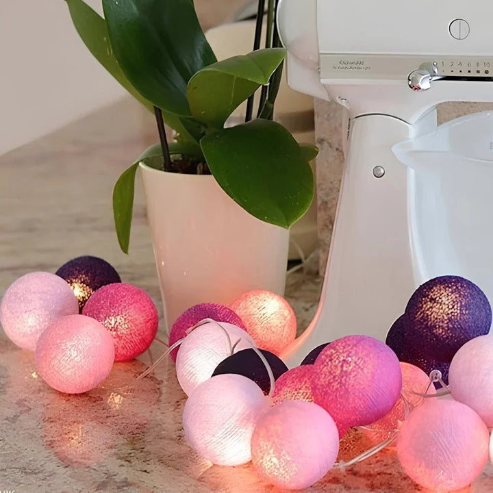 Lumière décorative : guirlande LED avec boules de coton pour une fête d'anniversaire.