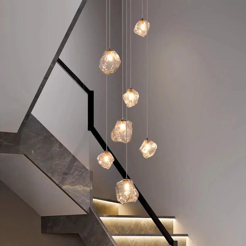 Éclairage intérieur LED suspendu, chandelier contemporain design nordique d'escalier, ambiance moderne.