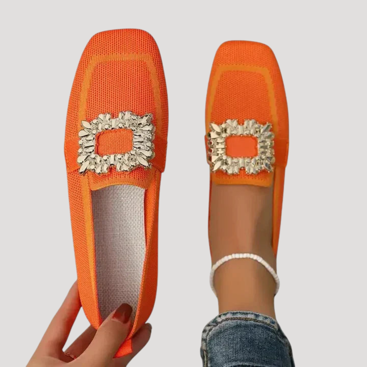 Ballerines femme noires avec boucle bijou raffinée et bout carré. Chaussures de mode élégantes et plates.