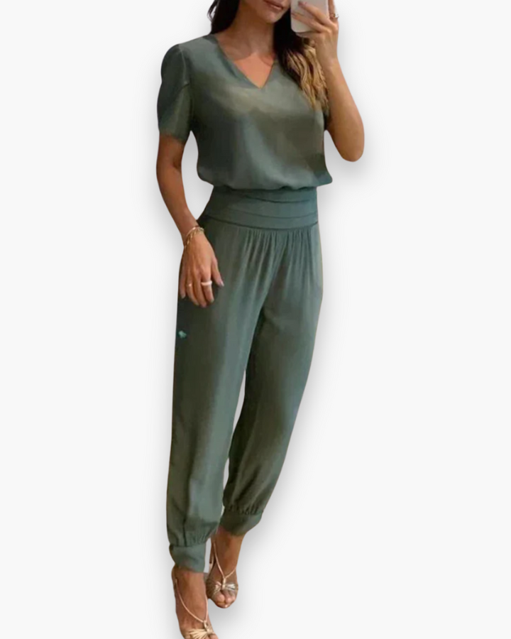 Combinaison ajustée femme, design moderne, tissu confortable, parfaite pour événement chic ou décontracté.