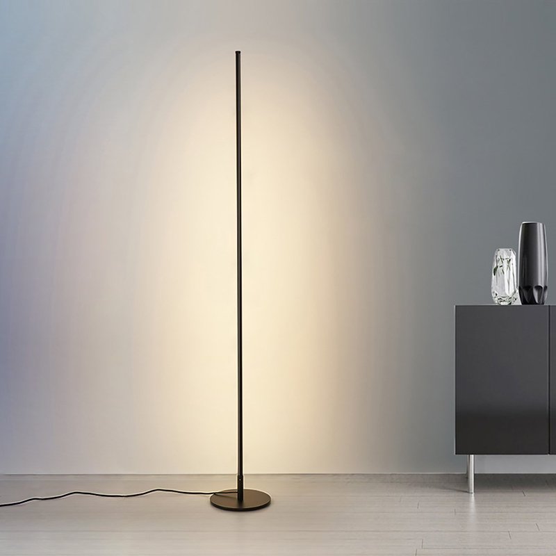 Lampe sur pied LED minimaliste, éclairage puissant et économe, design moderne pour salon et espaces de travail.