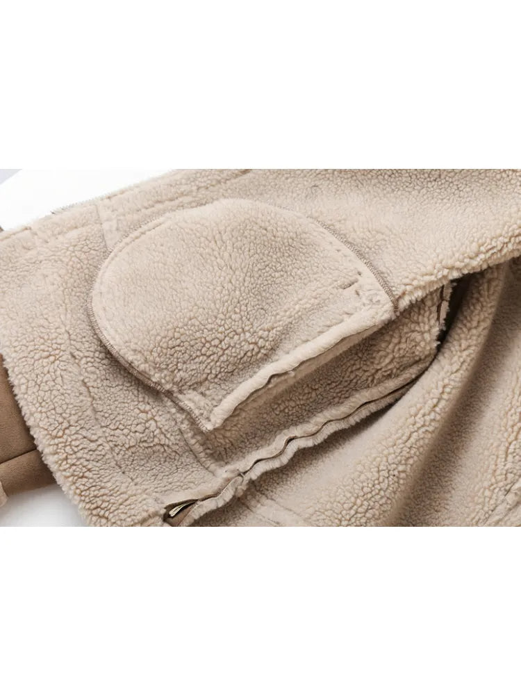 Blouson aviateur hiver pour femme, offrant chaleur et confort avec une touche vintage élégante.