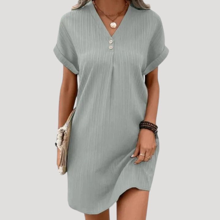 Robe courte d'été femme, col V et tissu texturé. Style décontracté chic pour les journées ensoleillées et légères.