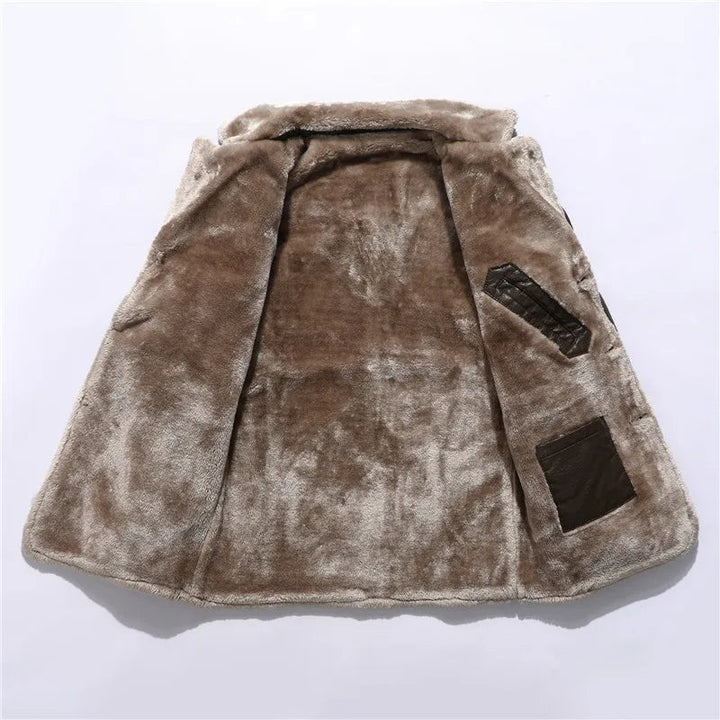 Manteau homme d'hiver classique et raffiné, avec boutonnage, un essentiel chaud pour toute garde-robe.
