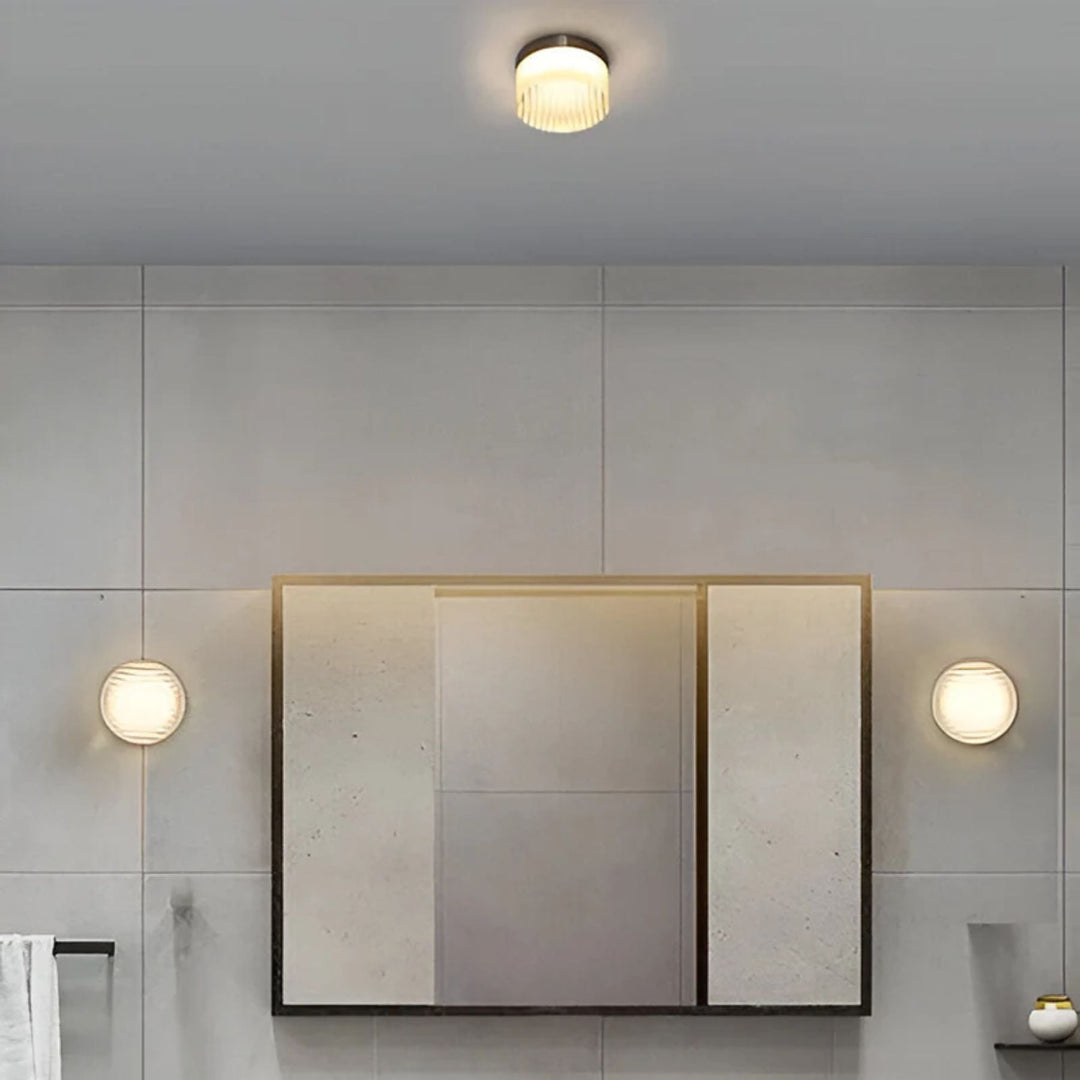 Applique murale LED ronde, lumière froide, design contemporain pour éclairage d'escalier.