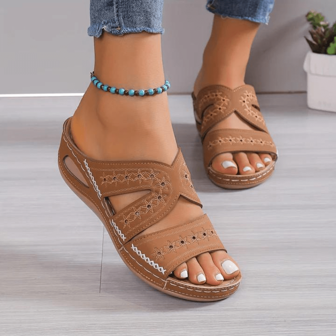 Femme portant des sandales orthopédiques confortables, idéales pour la marche et le bien-être estival.