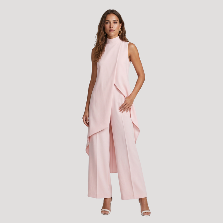Ensemble femme élégant, détaillant le haut asymétrique et le pantalon large pour une silhouette raffinée.