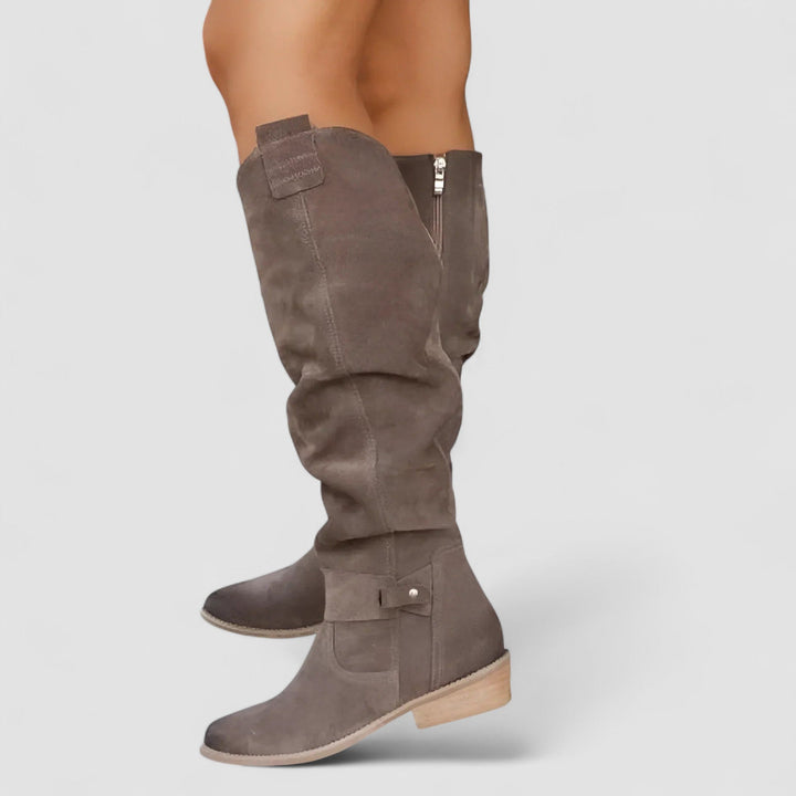 Bottes femmes Nora en cuir souple noir, idéales pour le bien-être des pieds et la stabilité durant l'hiver.
