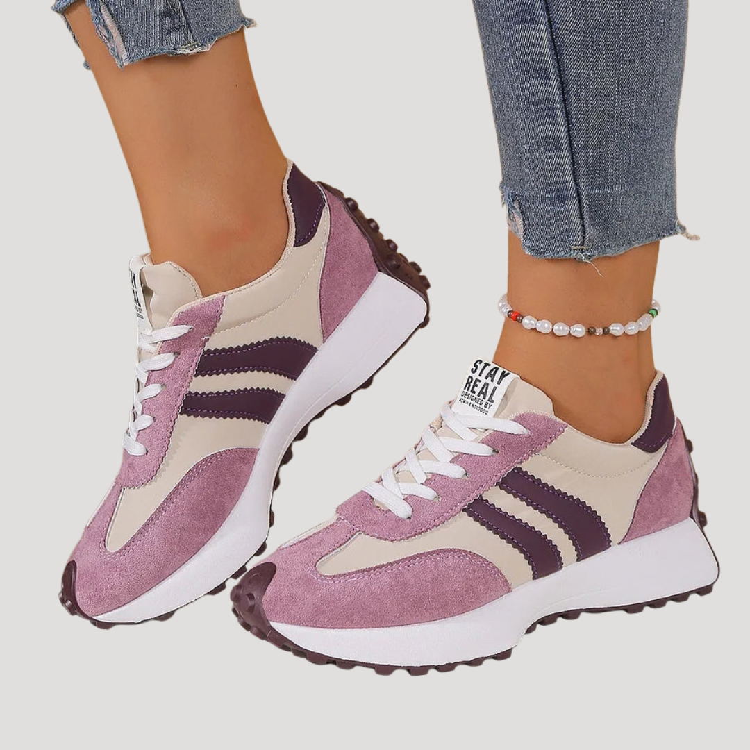 Mode femme : baskets rétro-chic aux couleurs vives. Chaussures légères pour un style casual et confort en été.