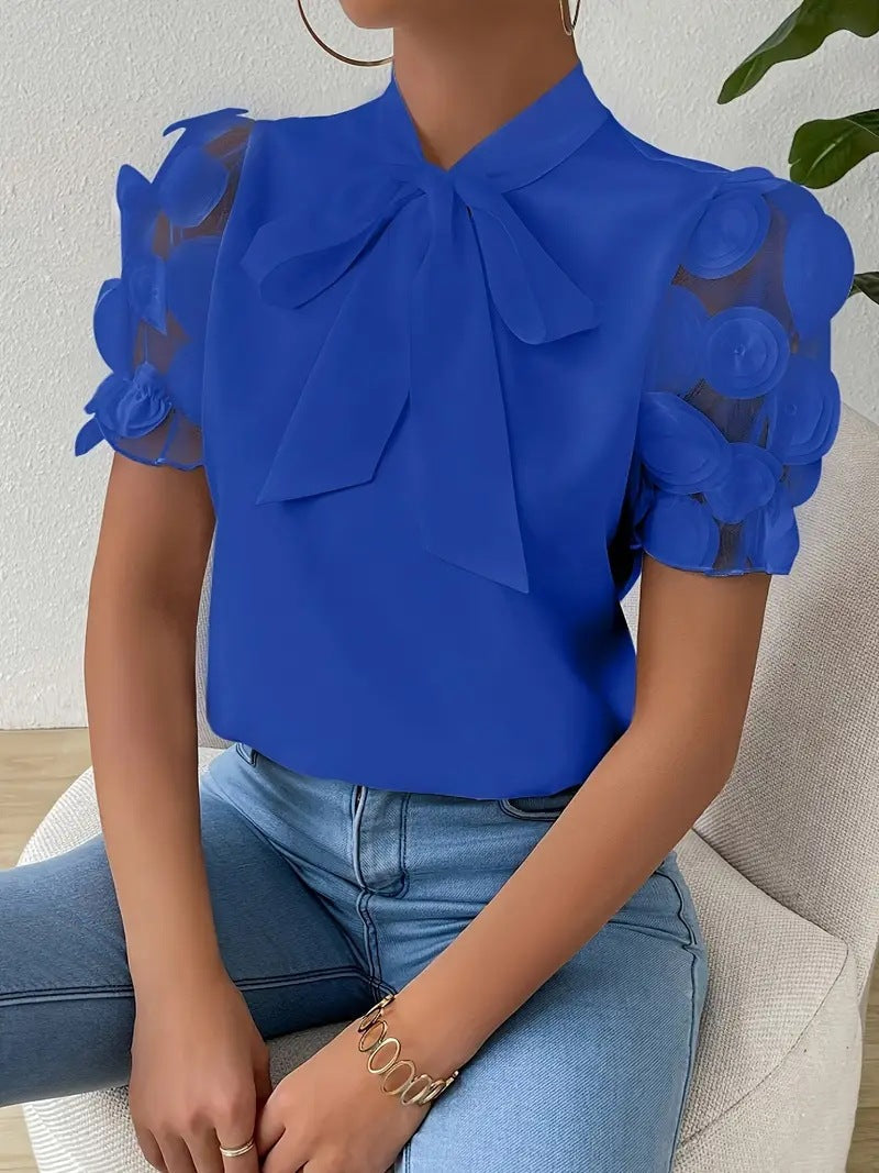 Blouse femme élégante avec nœud délicat et manches voilées fluides, un essentiel de mode féminine.