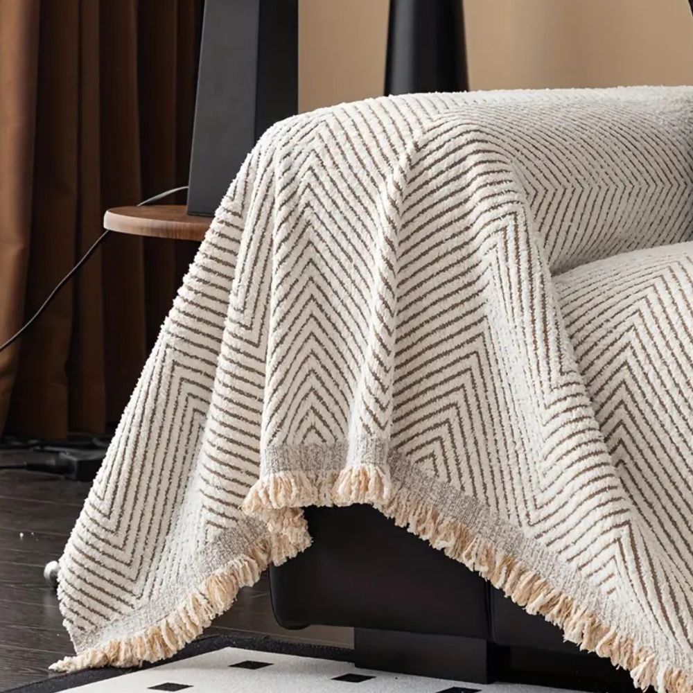 Housse de protection pour canapé en tissu chevron, confort et style intérieur.