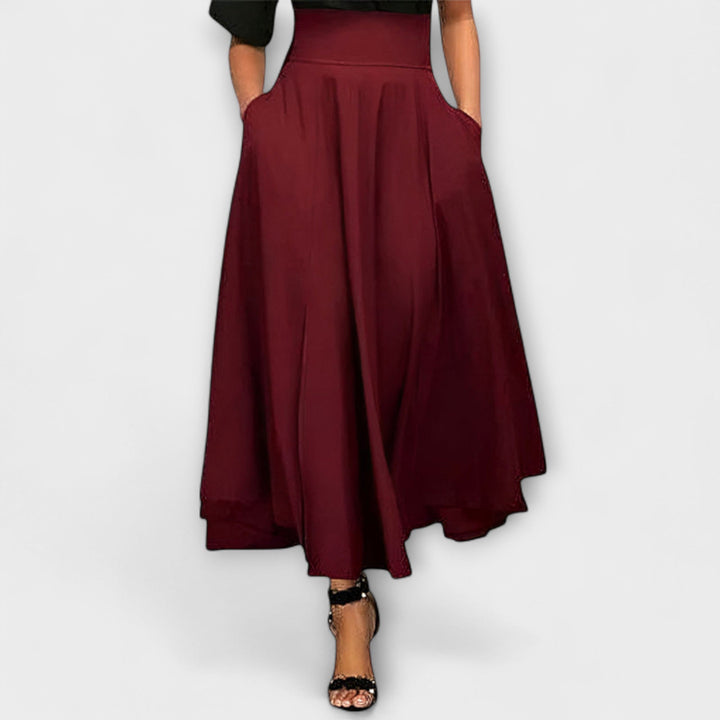 Jupe longue noire élégante pour femme, parfaite comme tenue de soirée chic. Style raffiné femme.