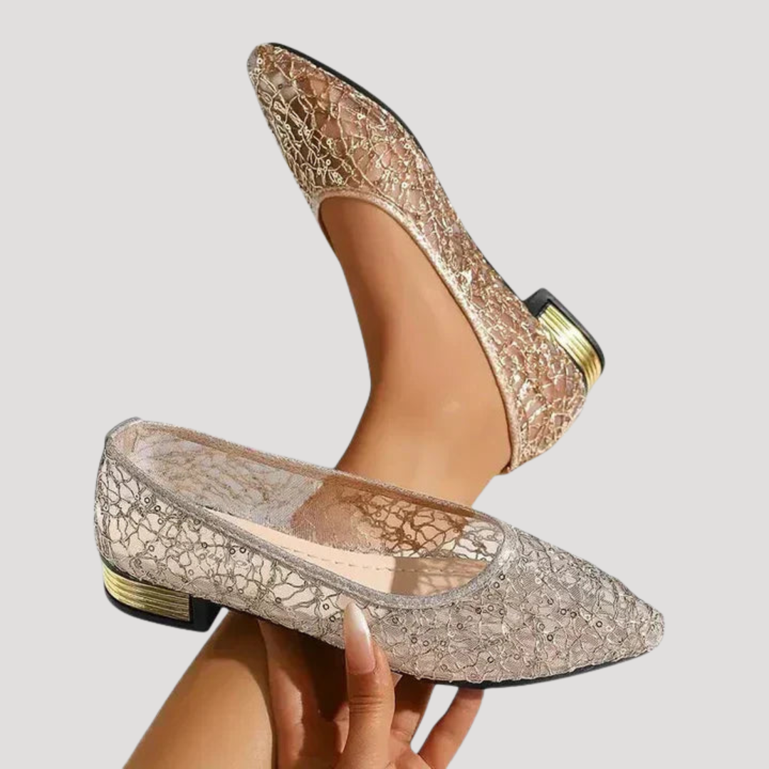 Chaussures femme à talons hauts, escarpins pailletés or. Bout pointu chic pour un style tendance et glamour.