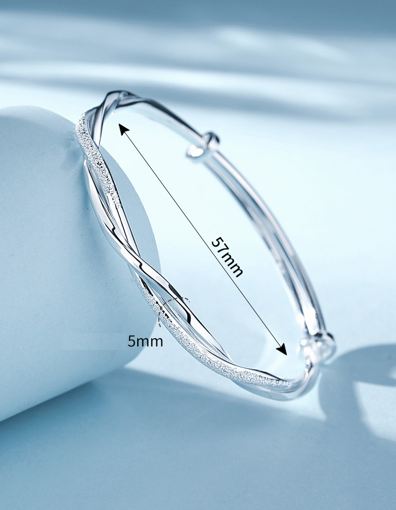 Élégant bracelet manchette en argent pour femme, un bijou intemporel et luxueux.
