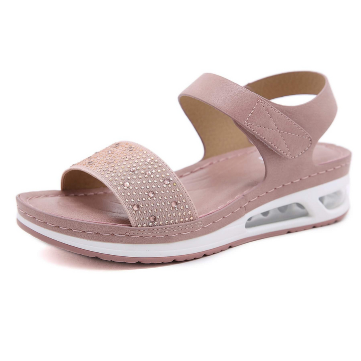 Profil de sandales femme avec semelle coussin d'air amortissante. Confort optimal pour la marche.