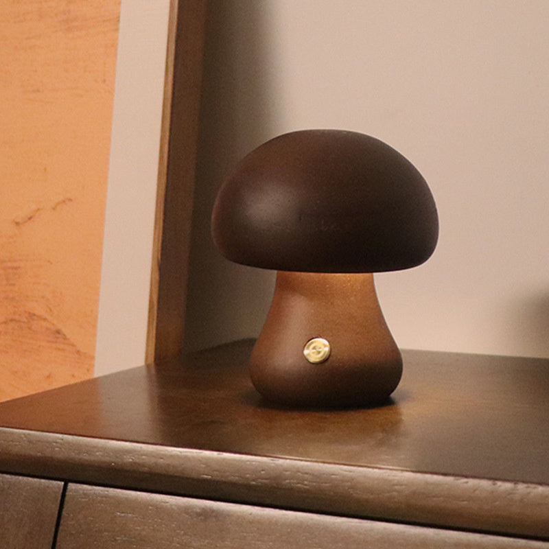 Lampe de chevet champignon en bois vintage, créant une atmosphère naturelle et rétro.