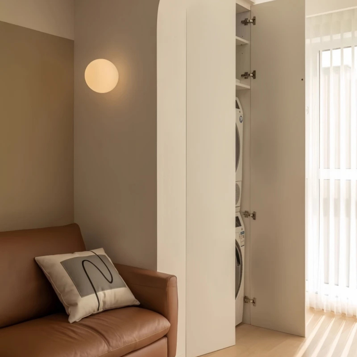 Lampe murale Solstice, esthétique moderne et sphérique, pour un éclairage intérieur subtil.