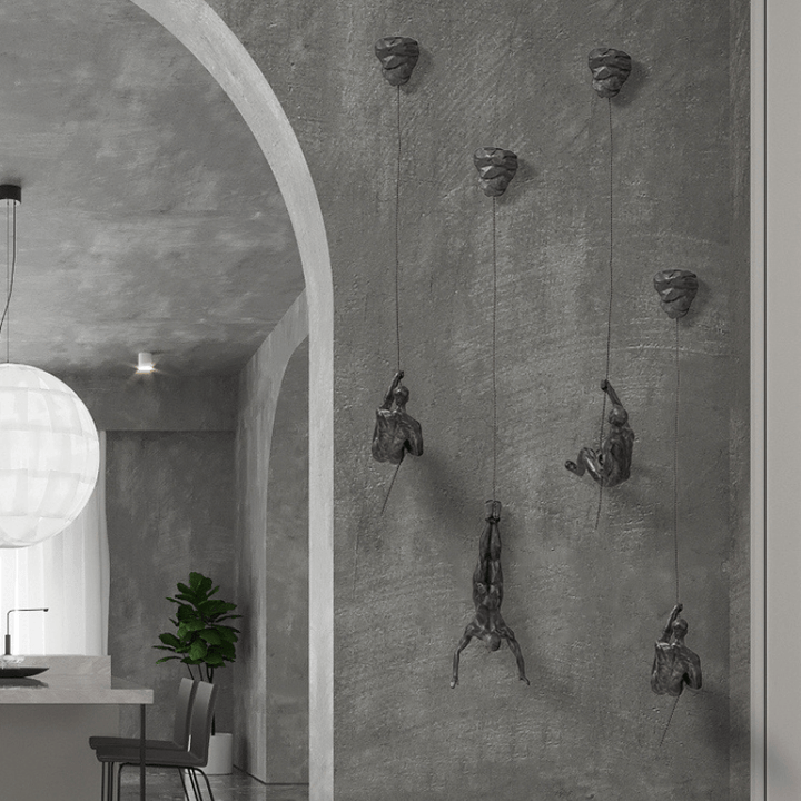 Art mural luxe Homme Grimpant, pièce maîtresse pour un salon moderne. Décoration en résine.