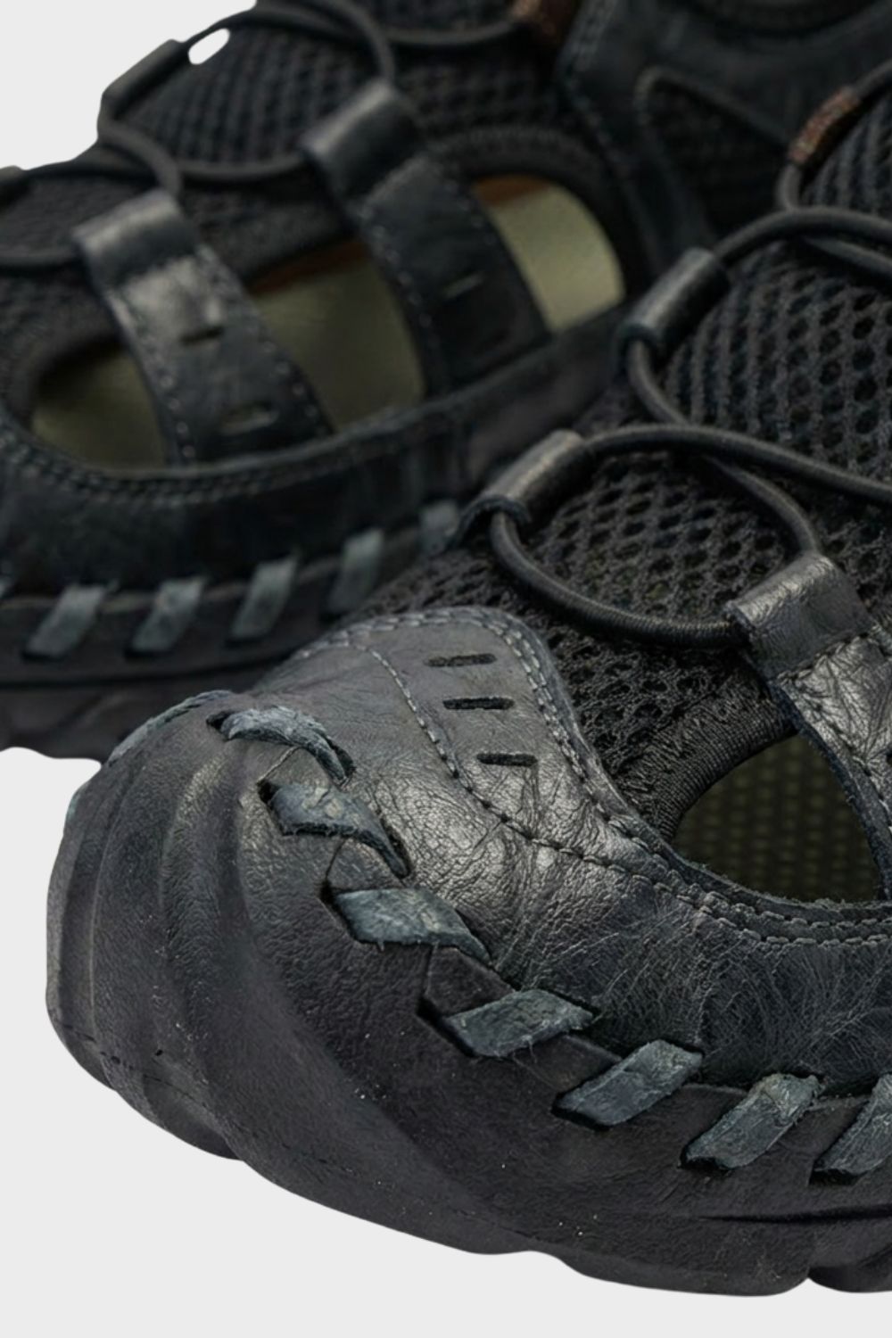 Sandales Cole homme robustes pour le trekking, semelle adhérente et brides ajustables pour un confort optimal.