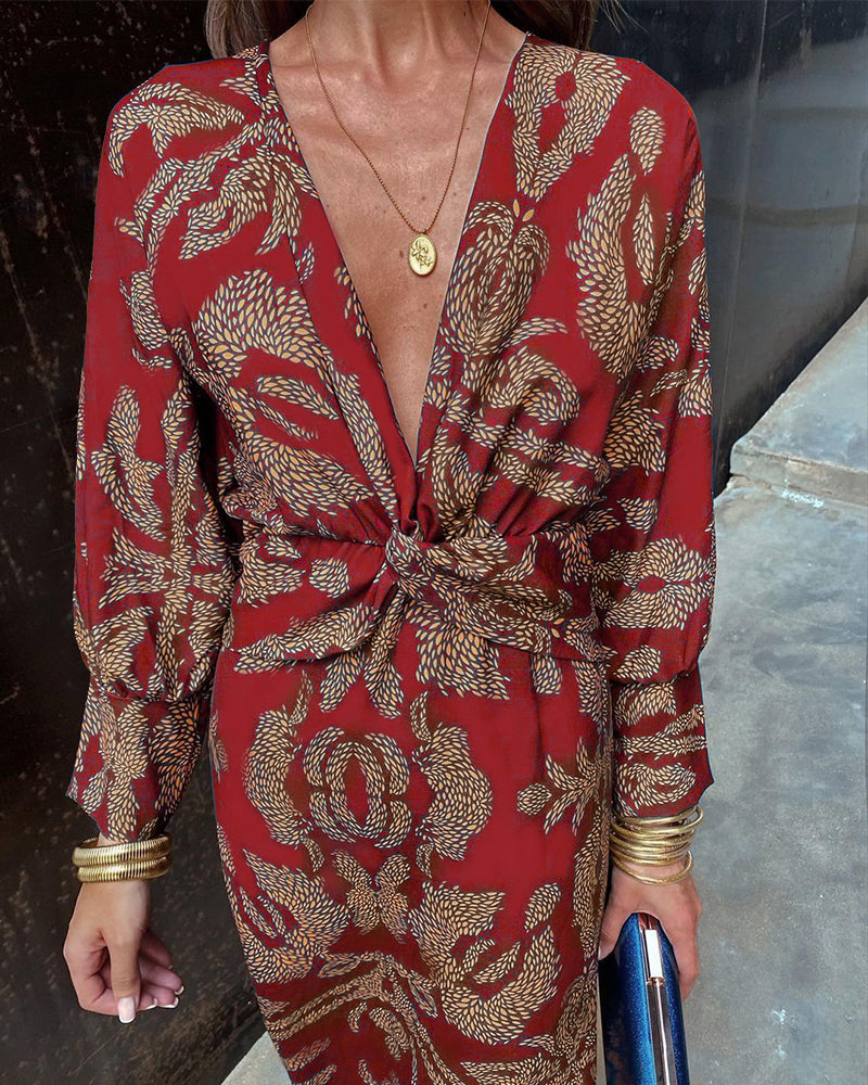 Détail décolleté en V d'une robe midi élégante femme. Tissu raffiné pour une tenue de cocktail chic.