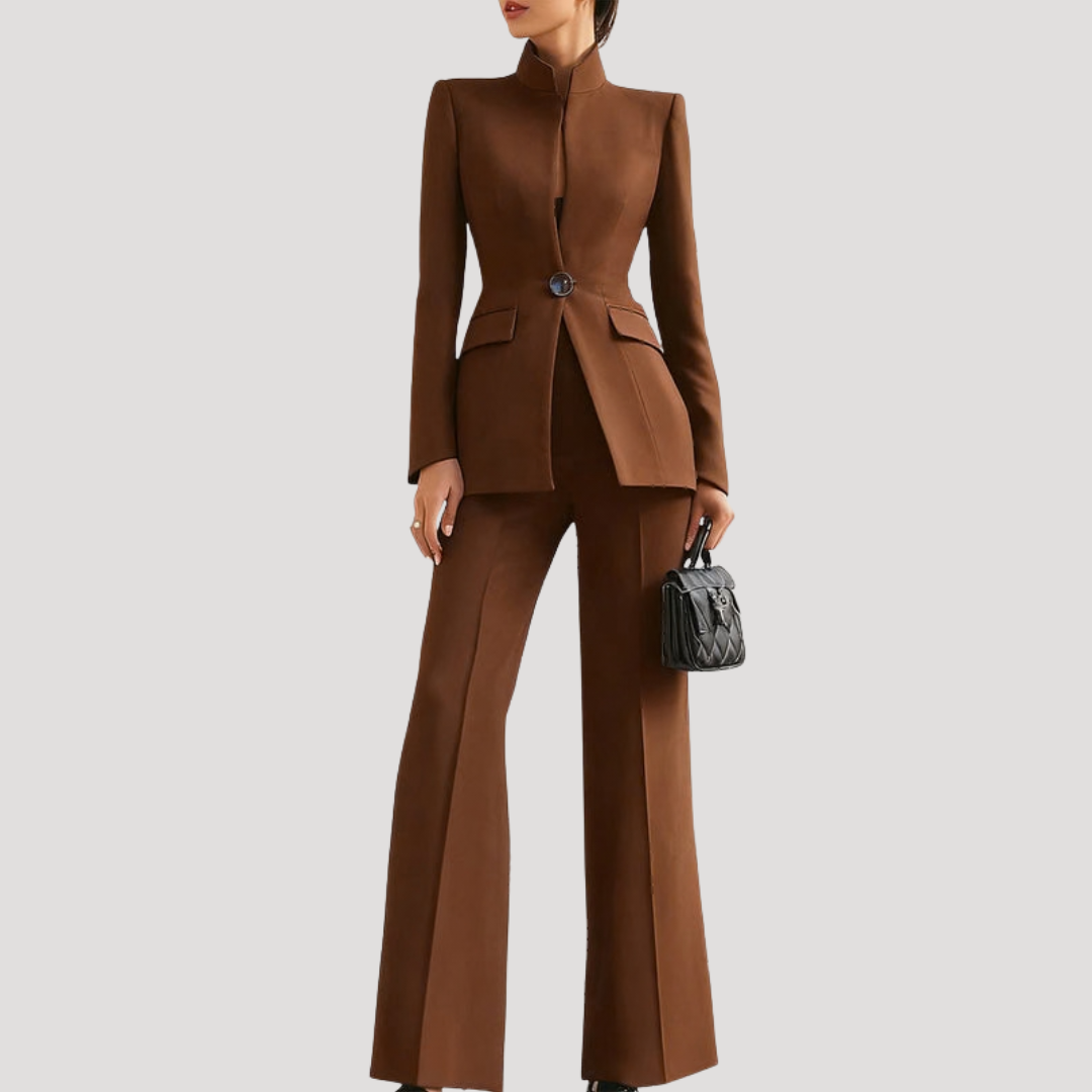 Blazer femme et pantalon assorti. Tenue de travail sophistiquée, élégante et professionnelle.