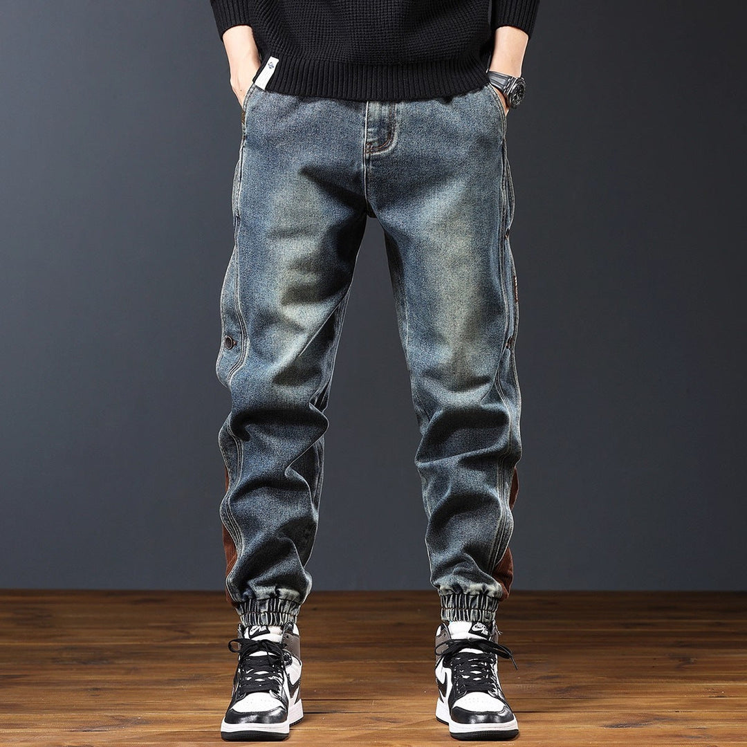 Jeans jogger homme noir, style urbain tendance. Confort et modernité pour la mode masculine actuelle.