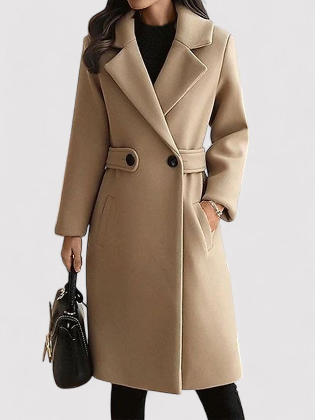 Manteau long élégant femme kaki, style chic et chaud. Vêtement d'hiver mode avec revers structurés.