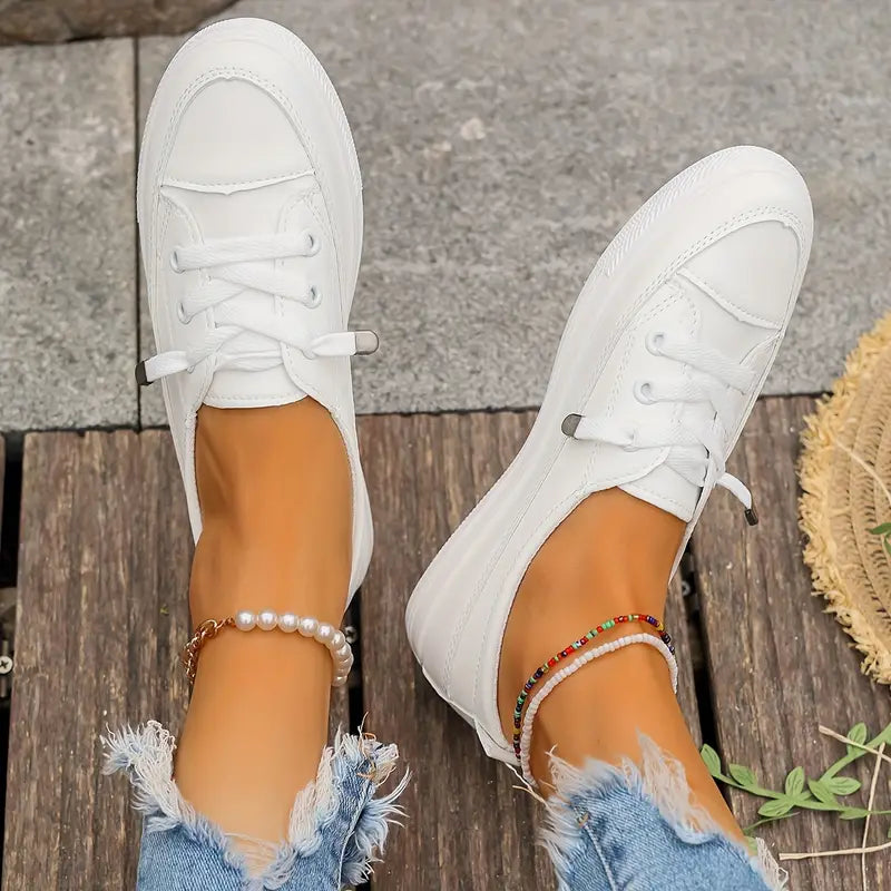 Chaussures baskets blanches femme, confortables et légères. Un choix mode pour un look décontracté en été.