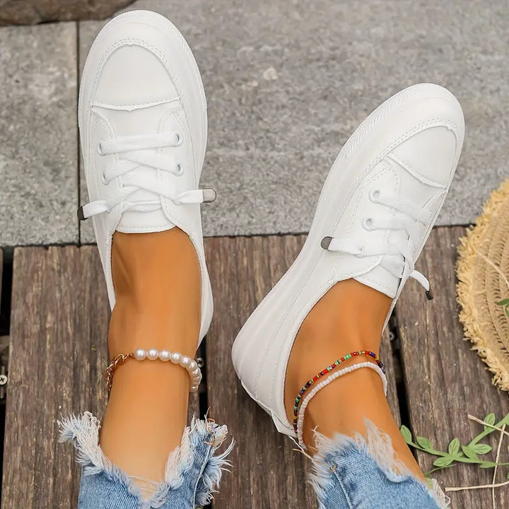Chaussures baskets blanches femme, confortables et légères. Un choix mode pour un look décontracté en été.