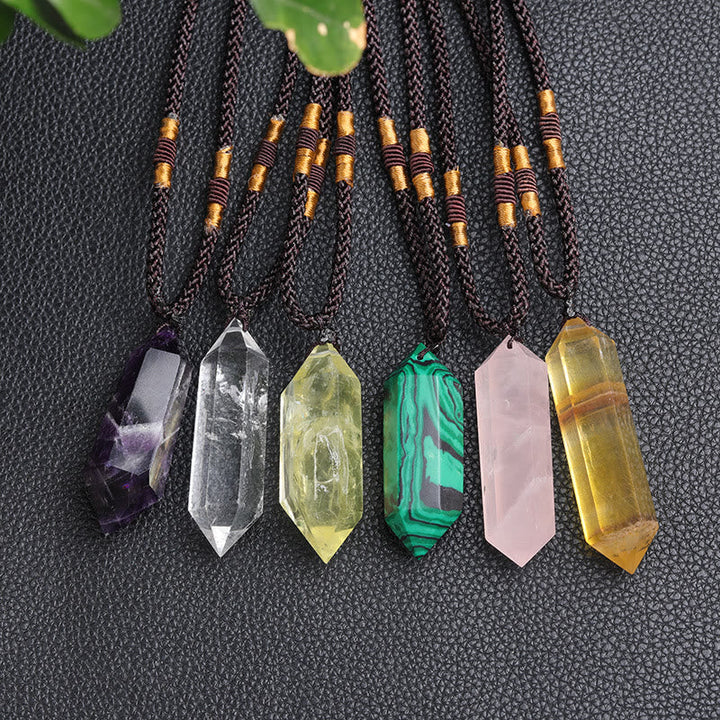 Collier élégant en pierre naturelle hexagonale, bijou pour femme, équilibre et style unique.